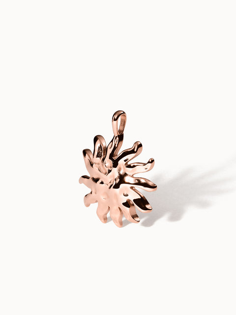 Iconic Sun Charm in roségold, strukturiertes Sonnenmotiv aus purelei 18K rosévergoldetem Edelstahl, elegant und feminin.