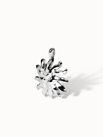 Iconic Sun Charm aus nickelfreiem Silber mit strukturierter Sonnenform, klar und elegant präsentiert von PURELEI.