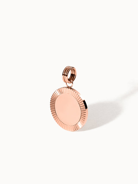 Roségoldener Inner Circle Charm aus Edelstahl mit geriffelter Sonnenstrahlen-Optik, elegant und nickelfrei von PURELEI.