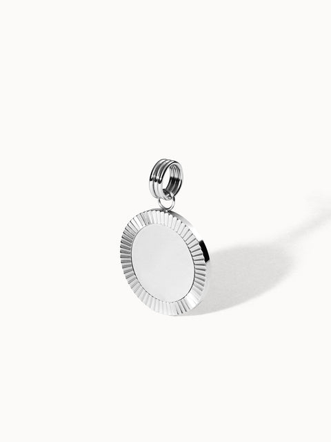 Inner Circle Charm aus nickelfreiem Silber mit geriffeltem Sonnenstrahlen-Design, zeitlos elegant von PURELEI.