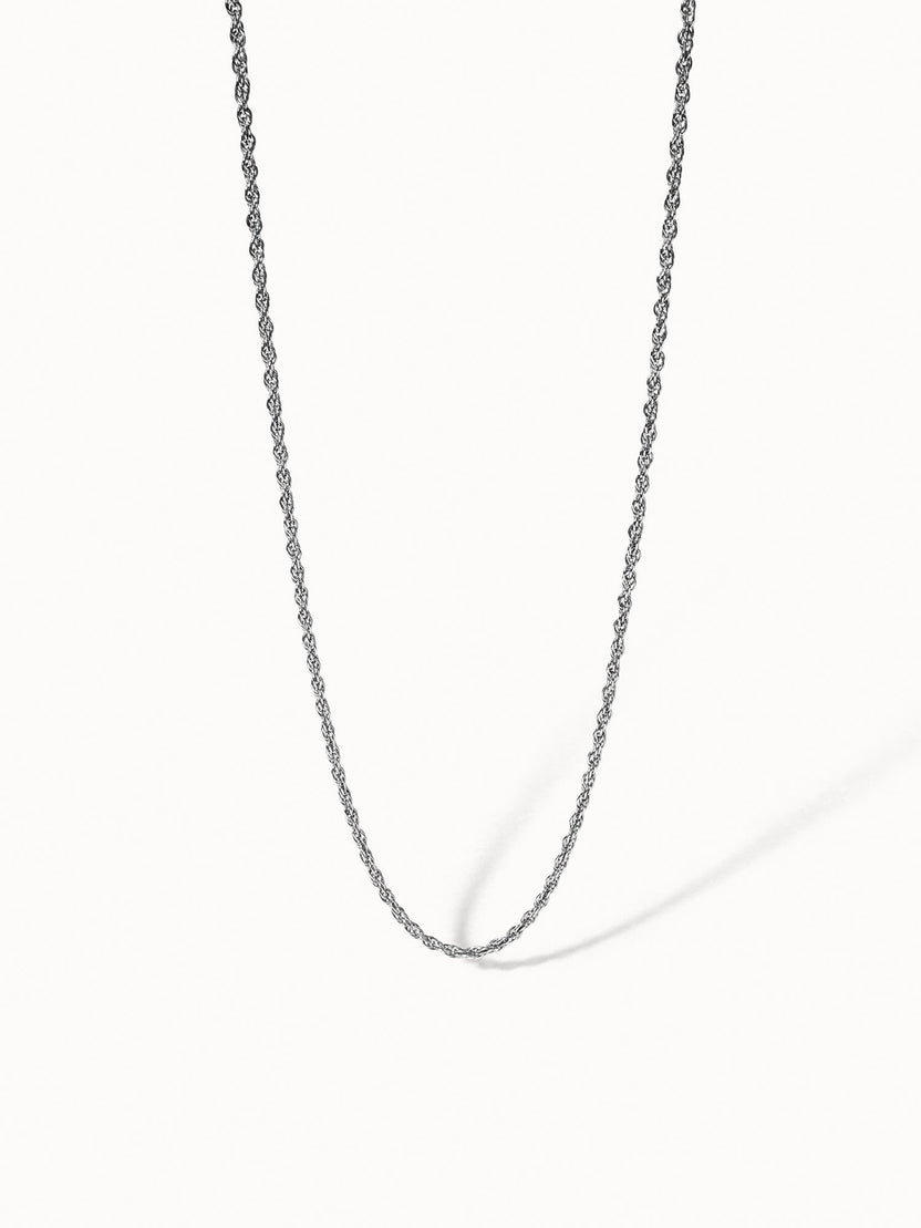 Feine PURELEI Fine Vintage Kette in nickelfreiem Silber mit gedrehtem Design, schlicht und elegant inszeniert.