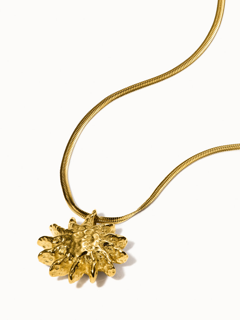 PURELEI Iconic Sun Kette in 14K Gold mit filigraner Snake-Chain und strukturiertem Sonnen-Anhänger, elegant und feminin.