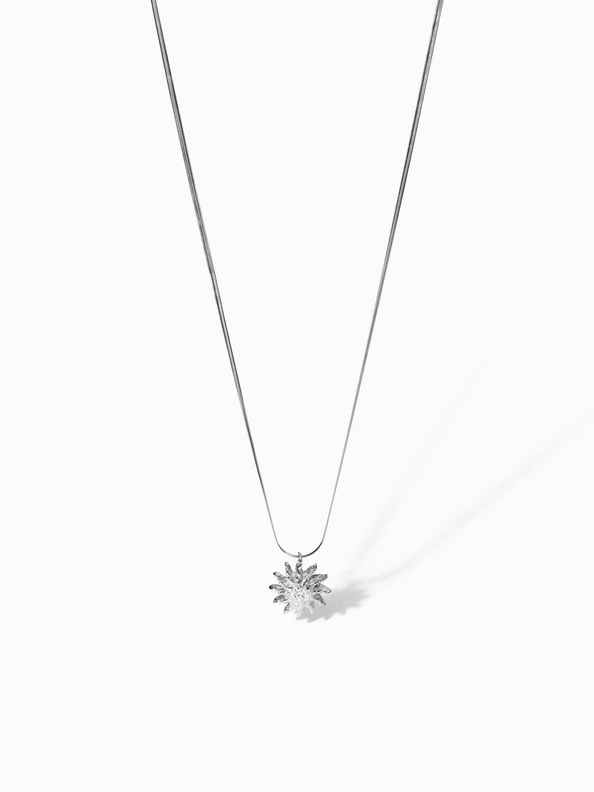 PURELEI Iconic Sun Kette in Silber mit filigranem Snake-Chain und strukturiertem Sonnenanhänger – elegant und feminin.
