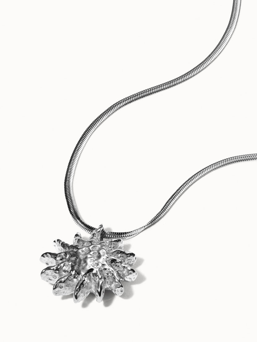 Silberne Kette mit strukturiertem Anhänger von PURELEI, elegant und modern.