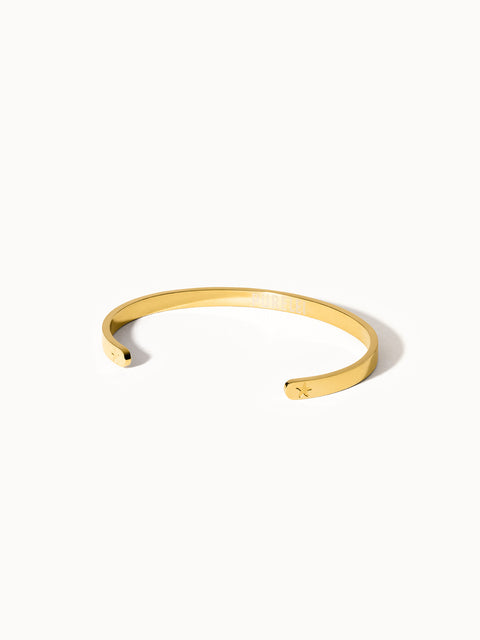 PURELEI Connection Armcuff aus goldfarbenem, nickelfreiem Metall mit minimalistischer Eleganz auf hellem Hintergrund