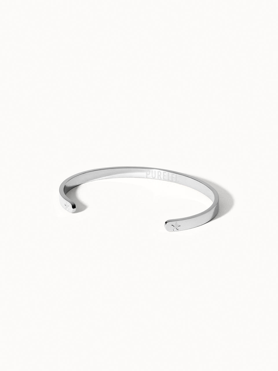Connection Armcuff aus nickelfreiem Silber mit filigranem Design, strahlt pure Eleganz und Island-Spirit von PURELEI aus.