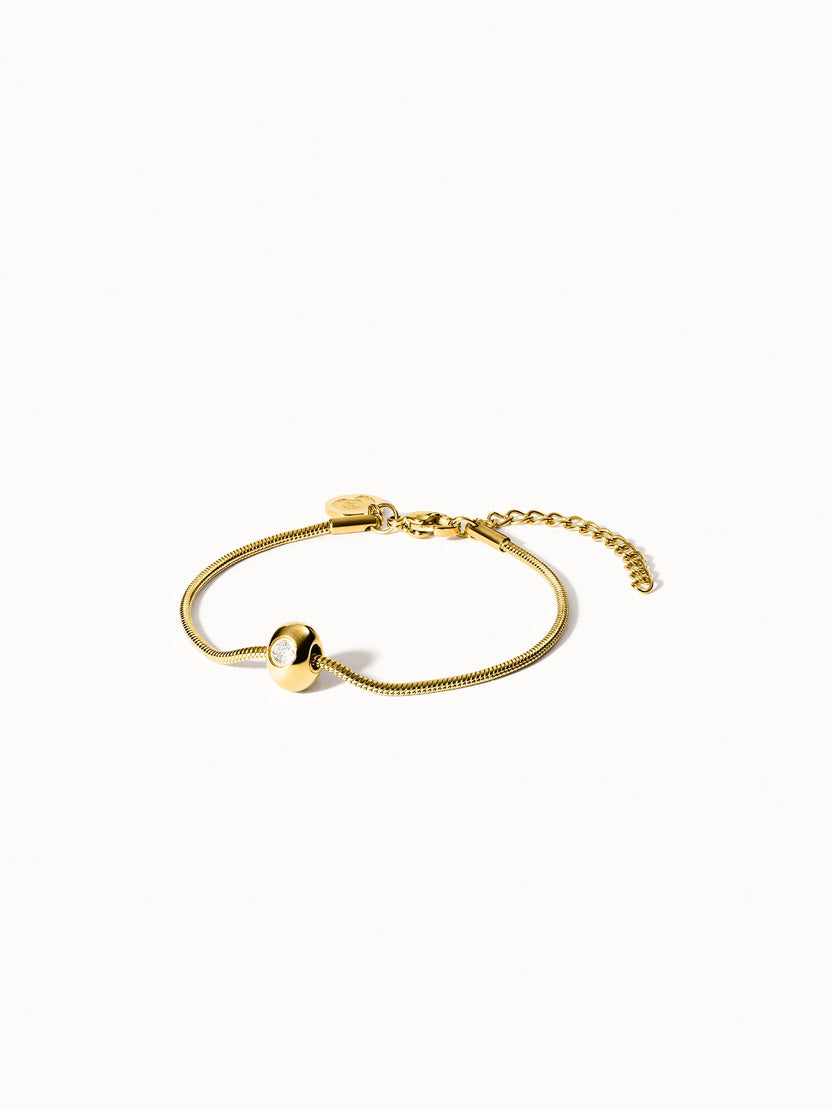 PURELEI Embrace Beauty Armband aus goldfarbenem, nickelfreiem Metall mit rundem Schmuckelement, minimalistisch und elegant