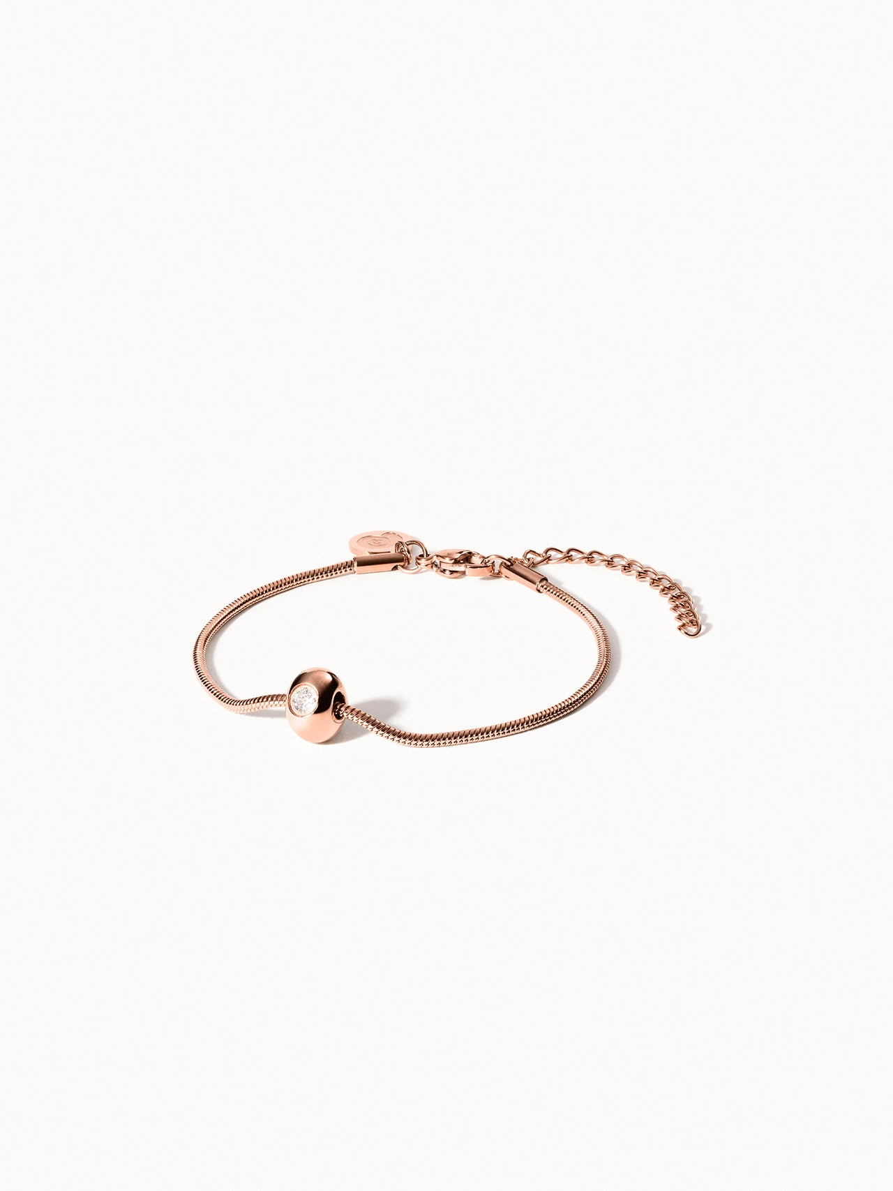 Embrace Beauty Armband von PURELEI in Roségold mit zartem Glanz, elegant und nickelfrei, auf hellem Hintergrund.
