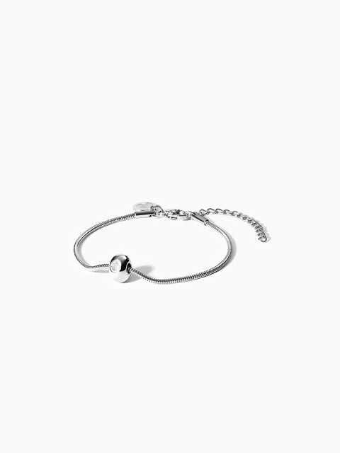 PURELEI Embrace Beauty Armband aus silbernem, nickelfreiem Schmuck mit zartem Charm auf weißem Hintergrund