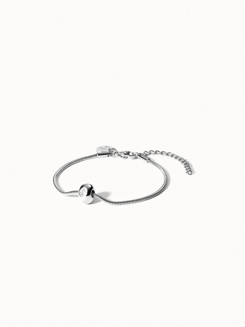 PURELEI Embrace Beauty Armband aus silbernem, nickelfreiem Schmuck mit zartem Charm auf weißem Hintergrund