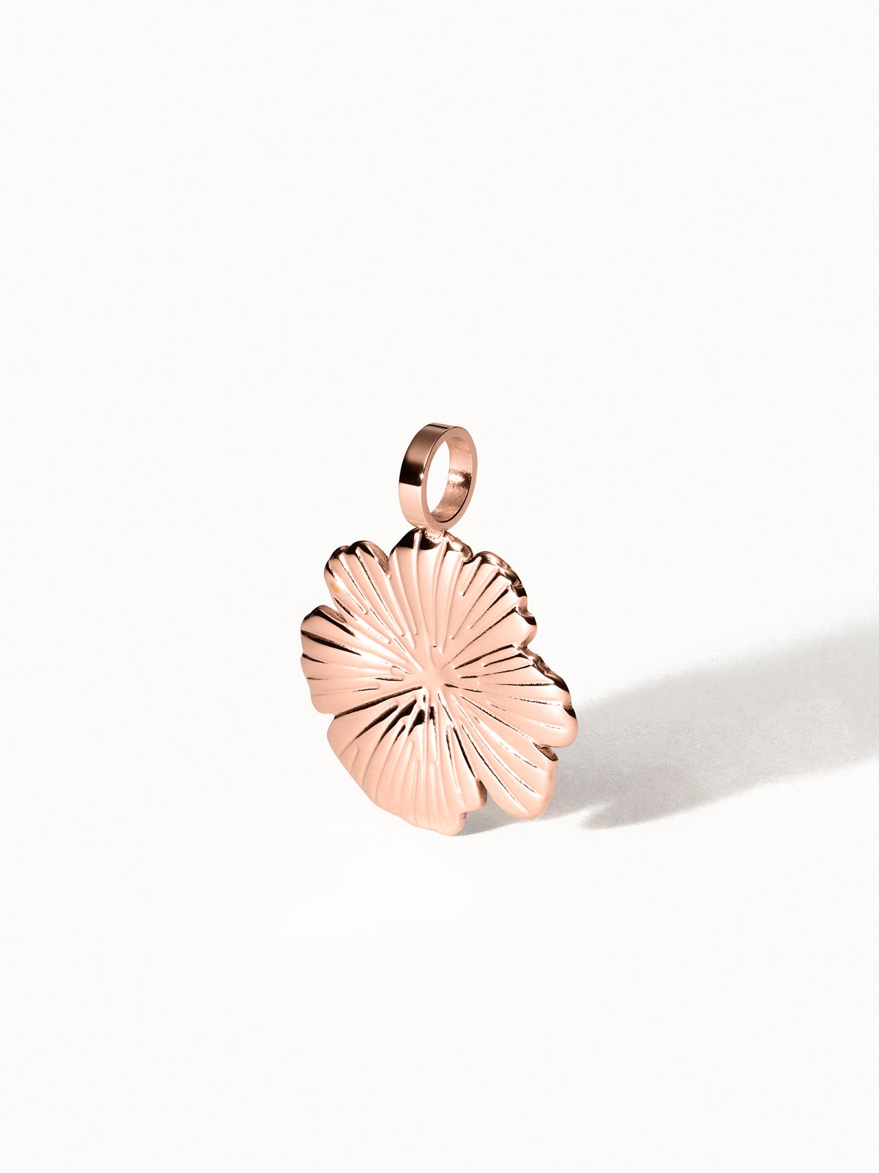 PURELEI Share Aloha Charm aus roségold, blütenförmig, nickelfrei, edel und inspiriert von hawaiianischer Natur.