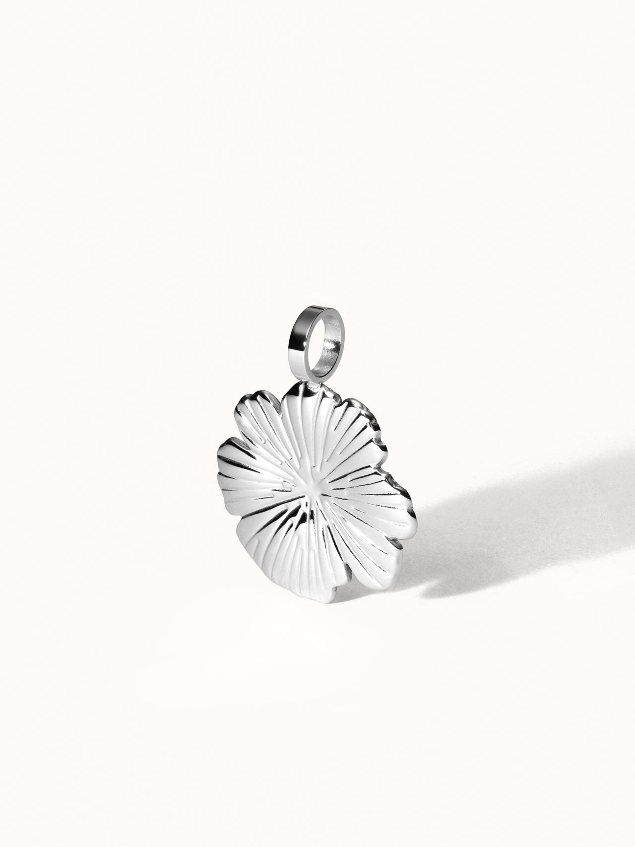 Share Aloha Charm aus nickelfreiem Silber, filigrane Blütenstruktur, pure Eleganz von PURELEI.