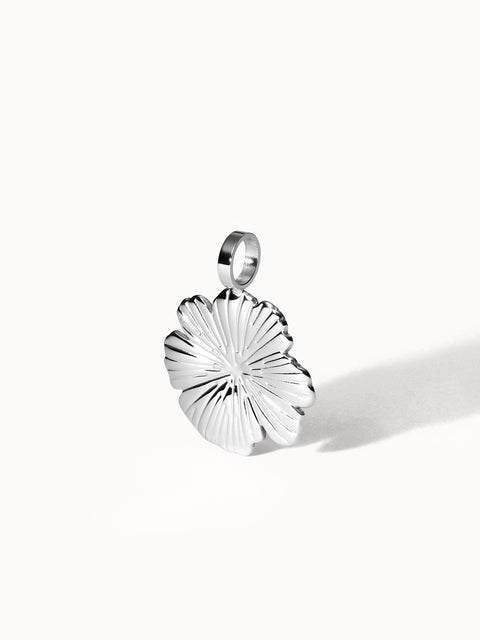 Share Aloha Charm aus nickelfreiem Silber, filigrane Blütenstruktur, pure Eleganz von PURELEI.