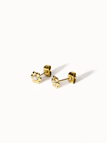 Blooming Ohrringe von PURELEI, goldene Blütenstecker mit funkelndem Kristall, elegant und zeitlos.