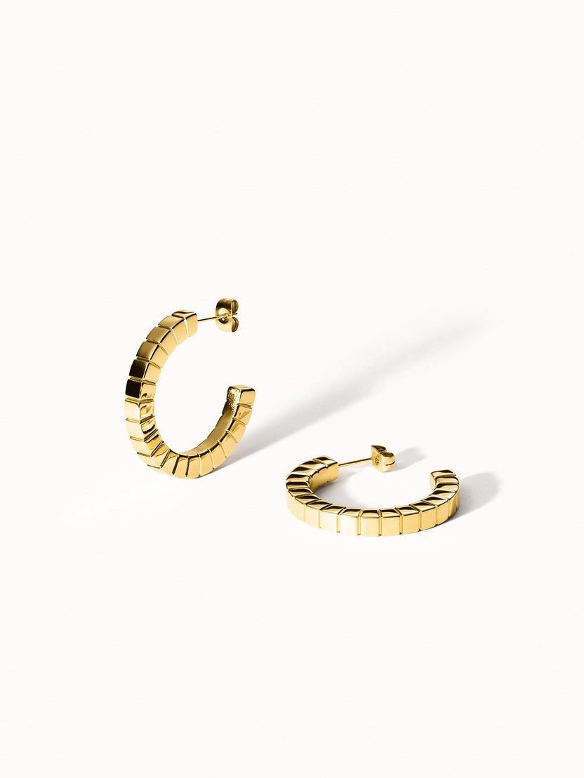 PURELEI Connection Ohrringe in Gold mit geometrischer Struktur, elegant und zeitlos, nickelfrei und wasserfest.
