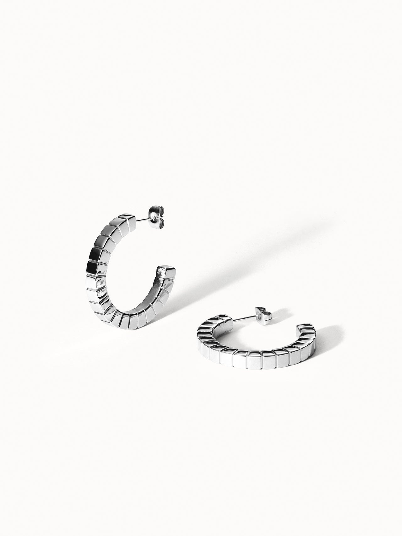 Connection Ohrringe aus silbernem, nickelfreiem Metall mit markanter Struktur, minimalistisch und elegant von PURELEI