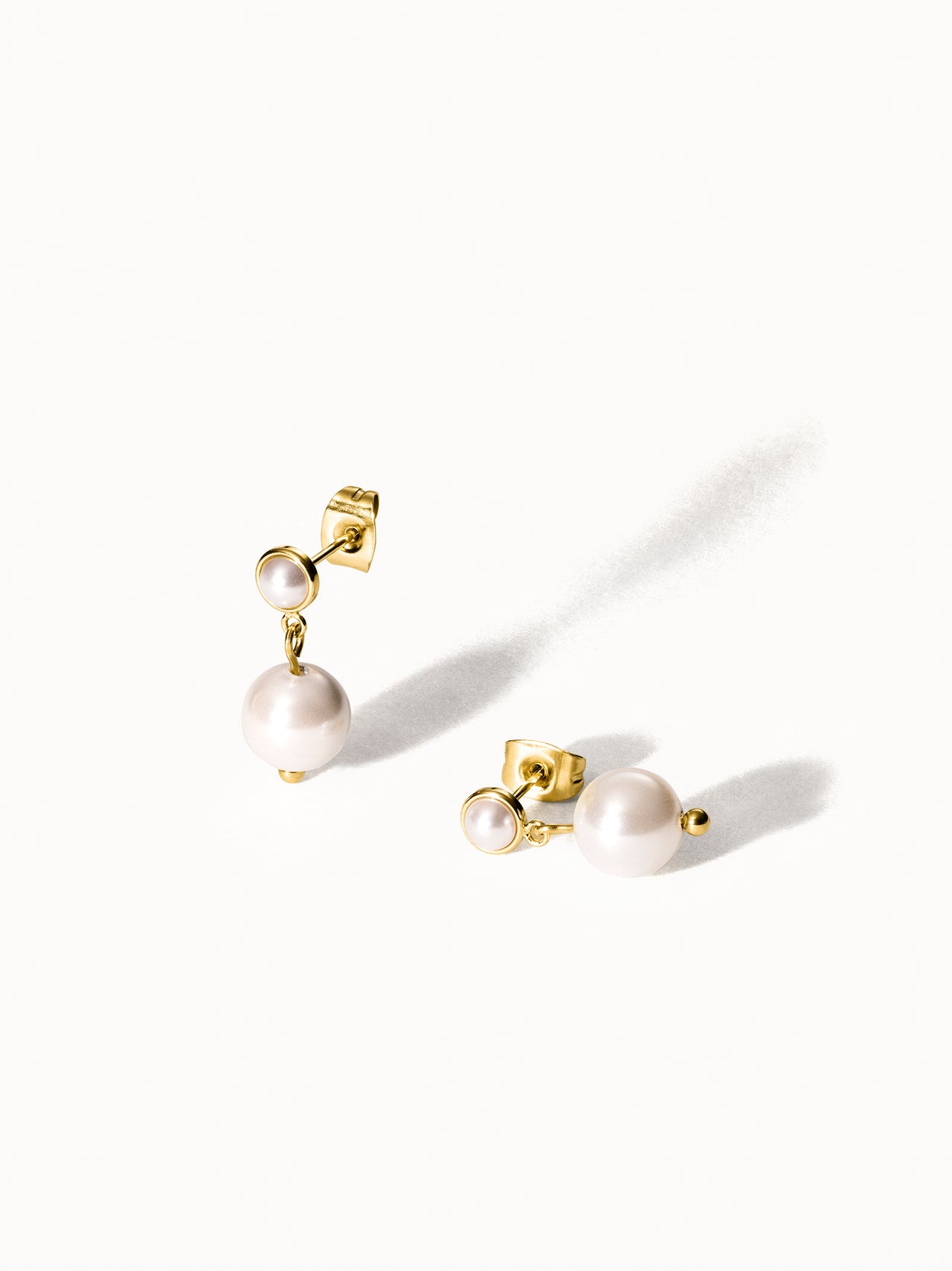 Create Memories Ohrringe mit goldfarbenem Metall und weißen Perlen, elegant und feminin, PURELEI Schmuck.