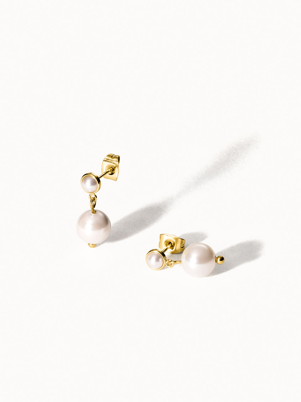 Create Memories Ohrringe mit goldfarbenem Metall und weißen Perlen, elegant und feminin, PURELEI Schmuck.