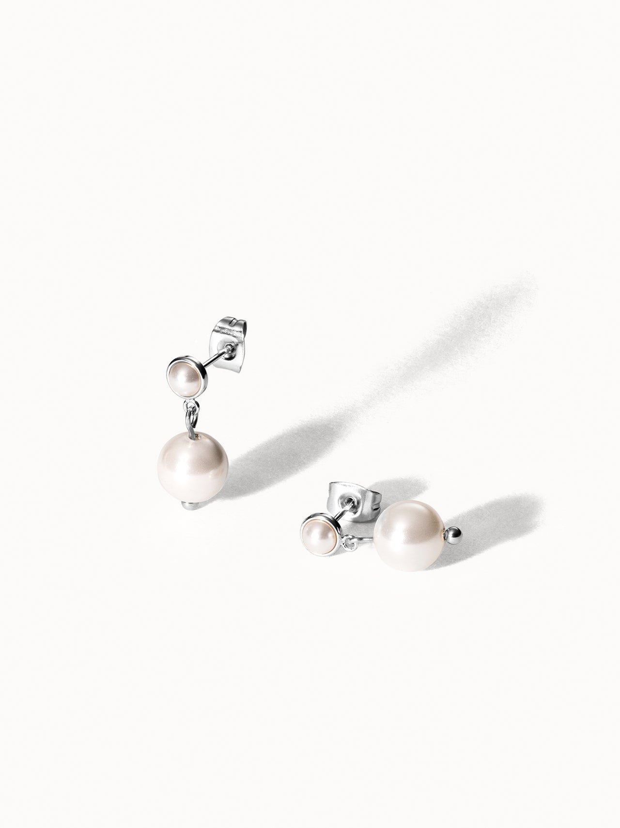 Create Memories Ohrringe mit silbernem Perlen-Design auf hellem Hintergrund, elegant und zeitlos von PURELEI.