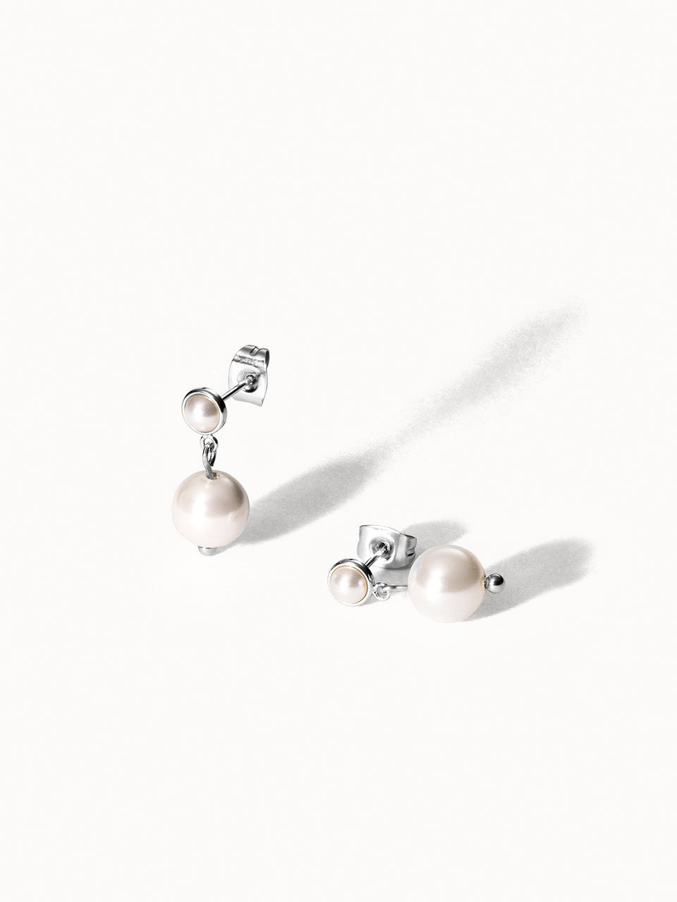 Create Memories Ohrringe mit silbernem Perlen-Design auf hellem Hintergrund, elegant und zeitlos von PURELEI.