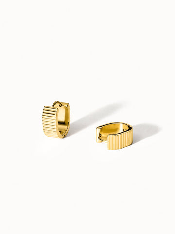 PURELEI Embrace Beauty Ohrringe aus goldfarbenem Metall mit feiner Rillenstruktur, elegant und zeitlos.