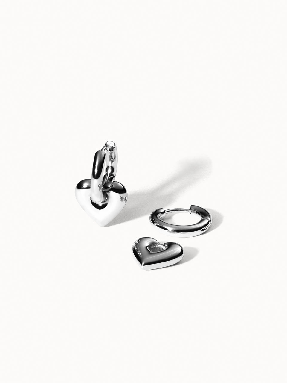 Kind Heart Ohrringe von PURELEI, silberne Creolen mit Herzanhängern, nickelfrei, elegante femininer Look.