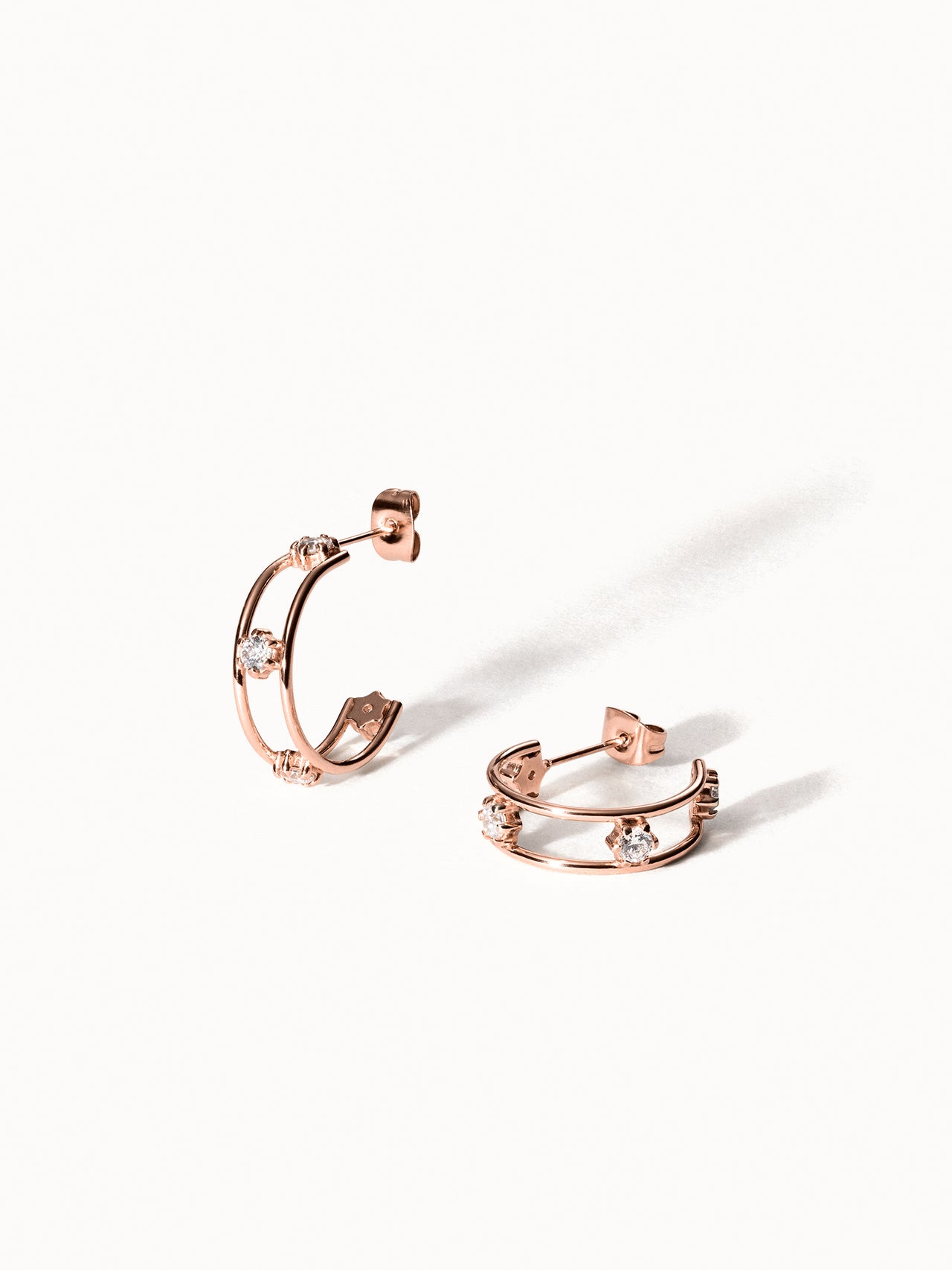 PURELEI Star Ohrringe in Roségold mit funkelnden Steinen, filigranes Design für elegante, feminine Momente.