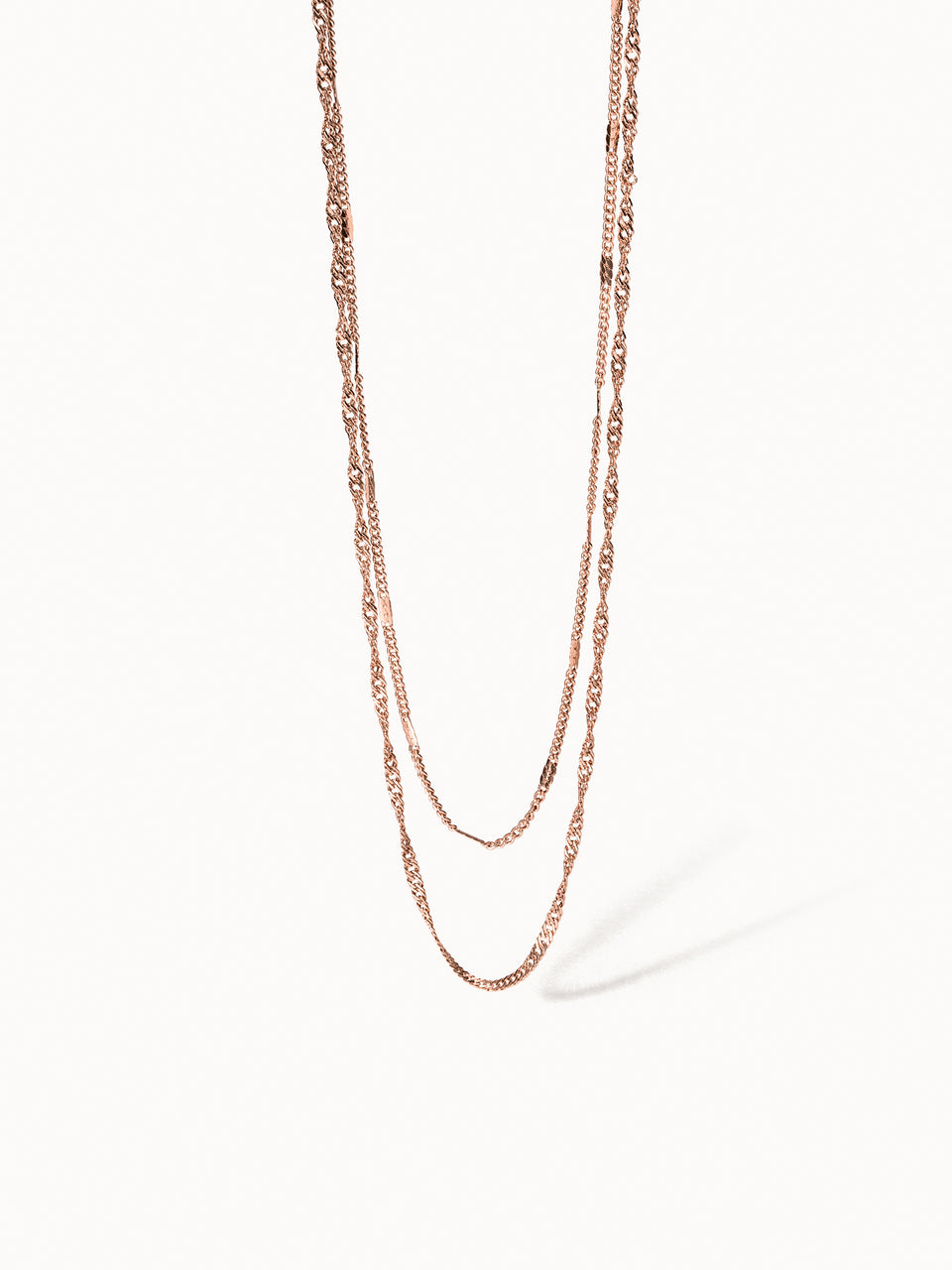 Authentische PURELEI Kette in Roségold mit feiner Gliederstruktur, elegant und nickelfrei, im minimalistischen Studio-Licht.