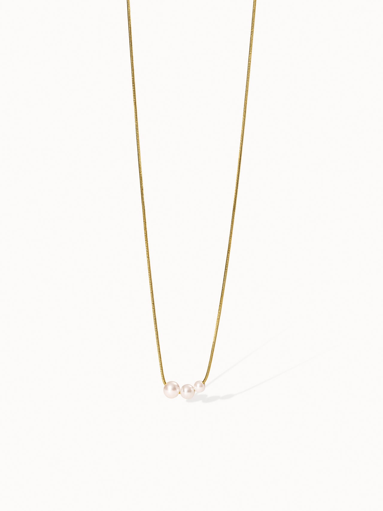 Create Memories Kette von PURELEI mit goldener Kette und drei zarten Perlen, elegant und feminin gestaltet.