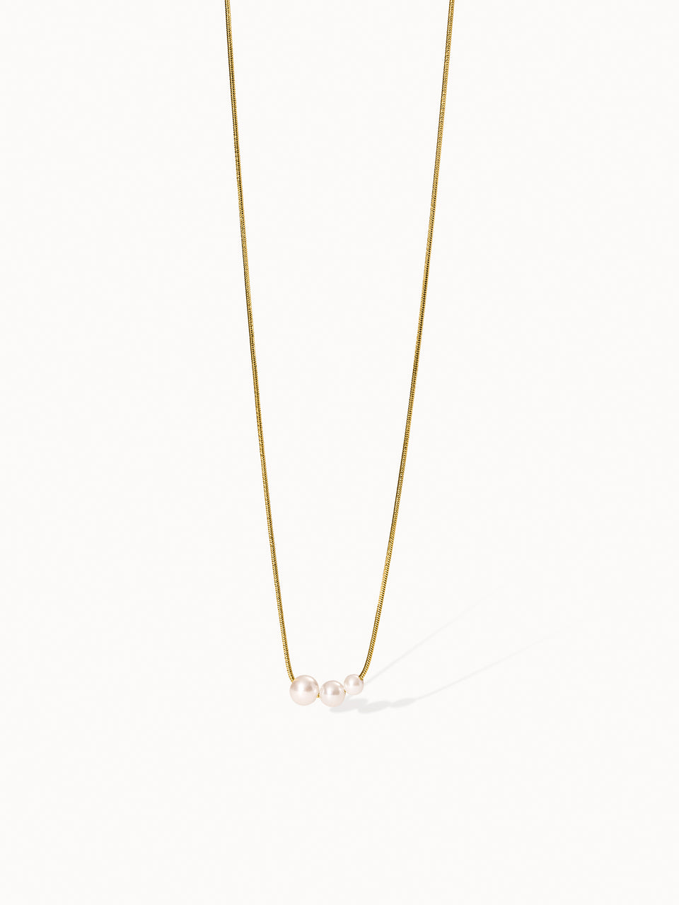 Create Memories Kette von PURELEI mit goldener Kette und drei zarten Perlen, elegant und feminin gestaltet.