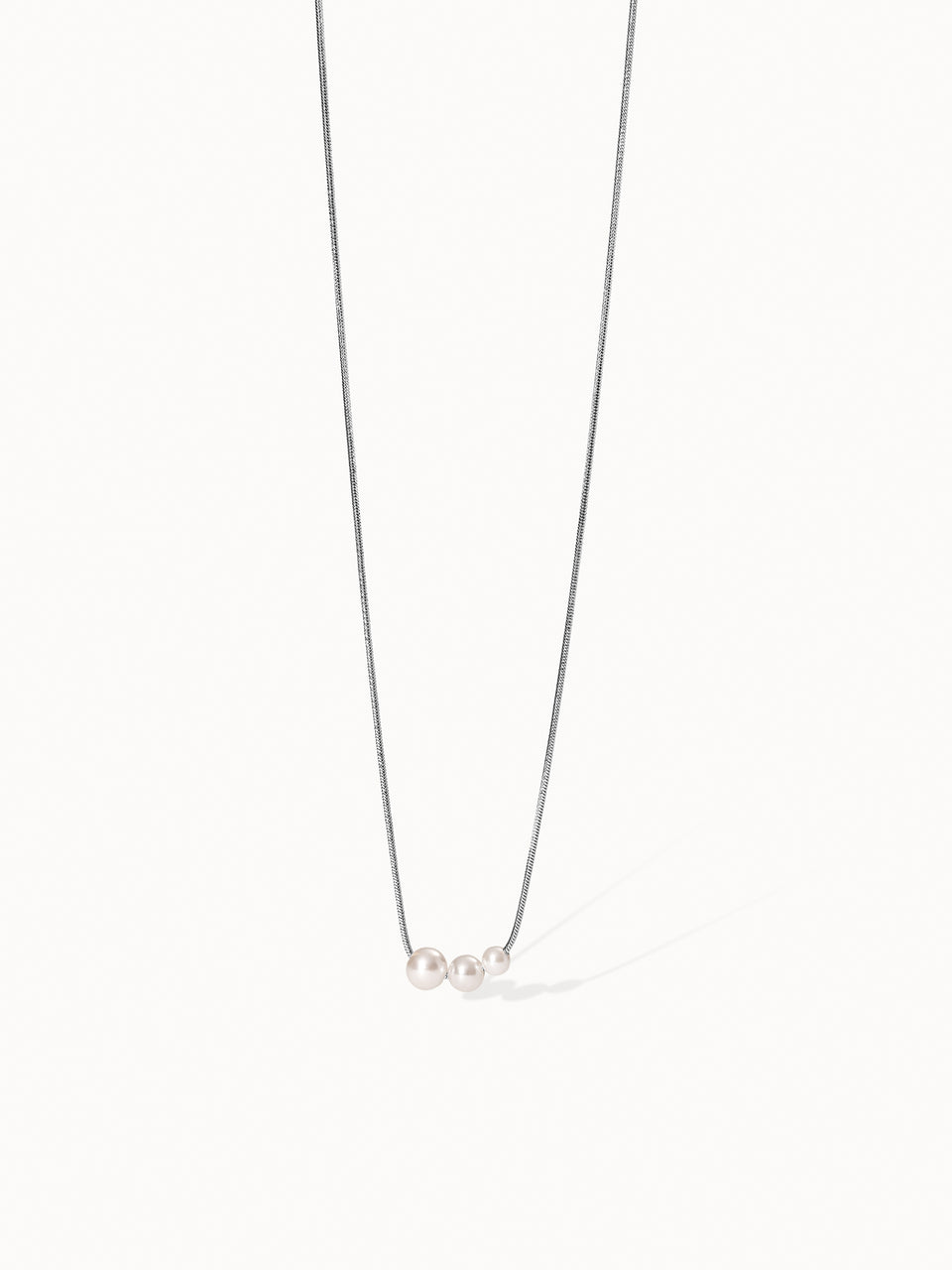 Create Memories Kette von PURELEI mit zarten Perlen an feiner silberner Kette, elegant und nickelfrei.