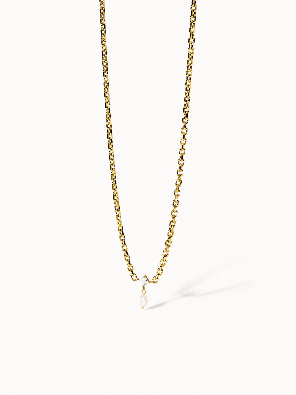 Feine goldene Create Moments Kette mit zartem Perlenanhänger, elegant und nickelfrei von PURELEI.