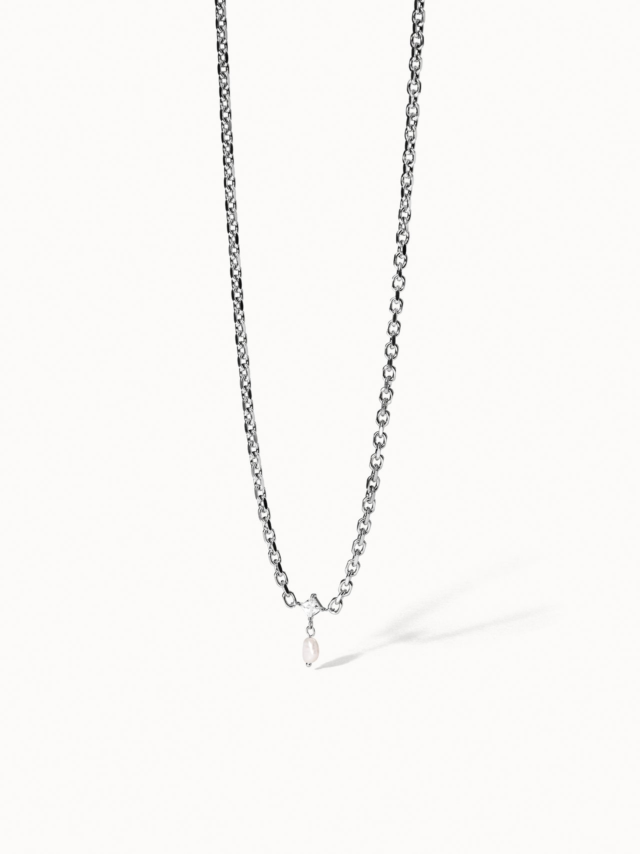 Create Moments Kette von PURELEI mit silberner Kette und zartem Perlenanhänger, elegant und zeitlos gestaltet.