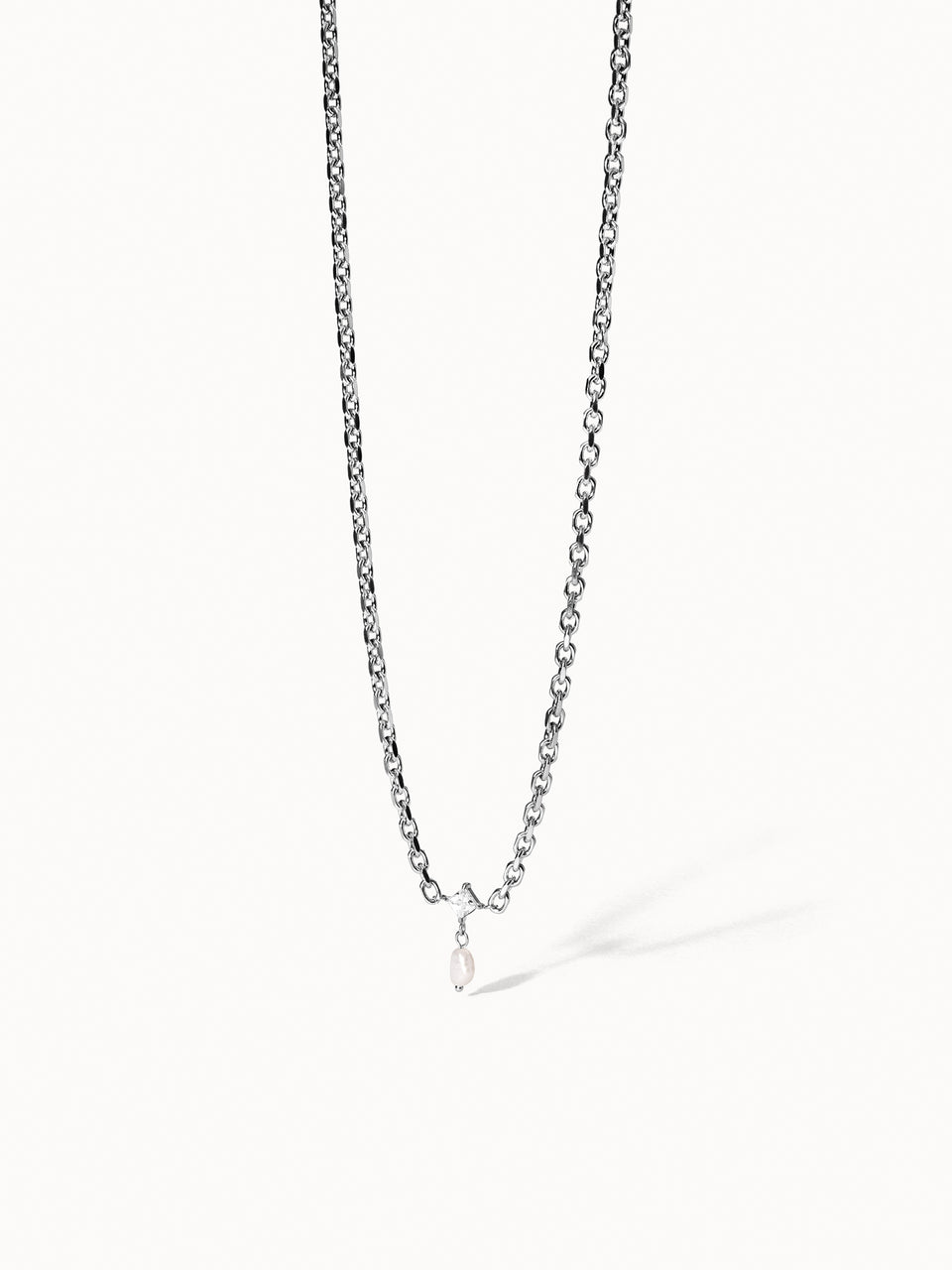 Create Moments Kette von PURELEI mit silberner Kette und zartem Perlenanhänger, elegant und zeitlos gestaltet.