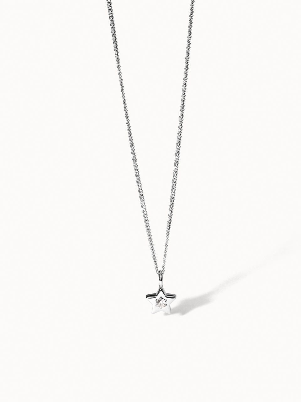 PURELEI Star Kette aus nickelfreiem Silber mit funkelndem Sternanhänger, elegant und zeitlos.