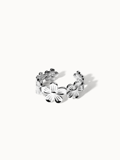 Silberner PURELEI Blooming Ring mit blütenreichem Design auf hellem Untergrund, elegant und feminin.