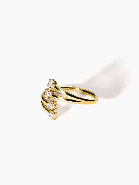 Create Moments Ring von PURELEI, goldener Ring mit vier funkelnden Steinen, elegant und zeitlos präsentiert.