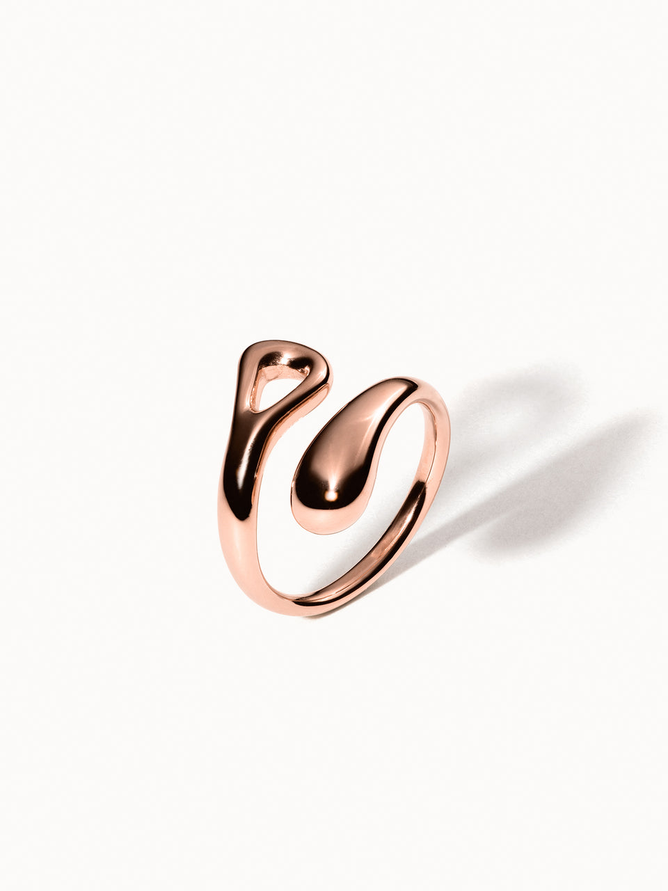 Offener, roségoldener Generosity Ring von PURELEI mit fließender Form, elegant und feminin im minimalistischen Stil