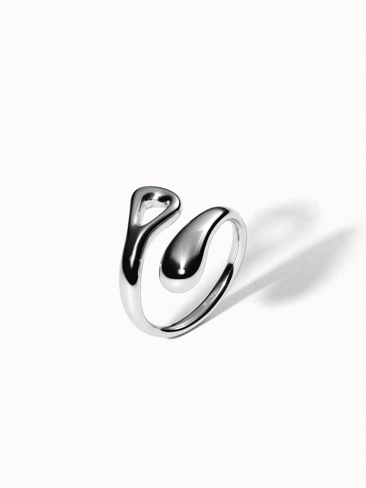 Generosity Ring aus poliertem Silber, offen gestaltet, minimalistisch und elegant – PURELEI zeitloser Schmuck.