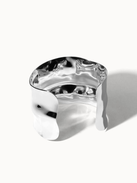 Silbernes, gewelltes Armband von PURELEI mit glänzender Oberfläche und modernem Design.