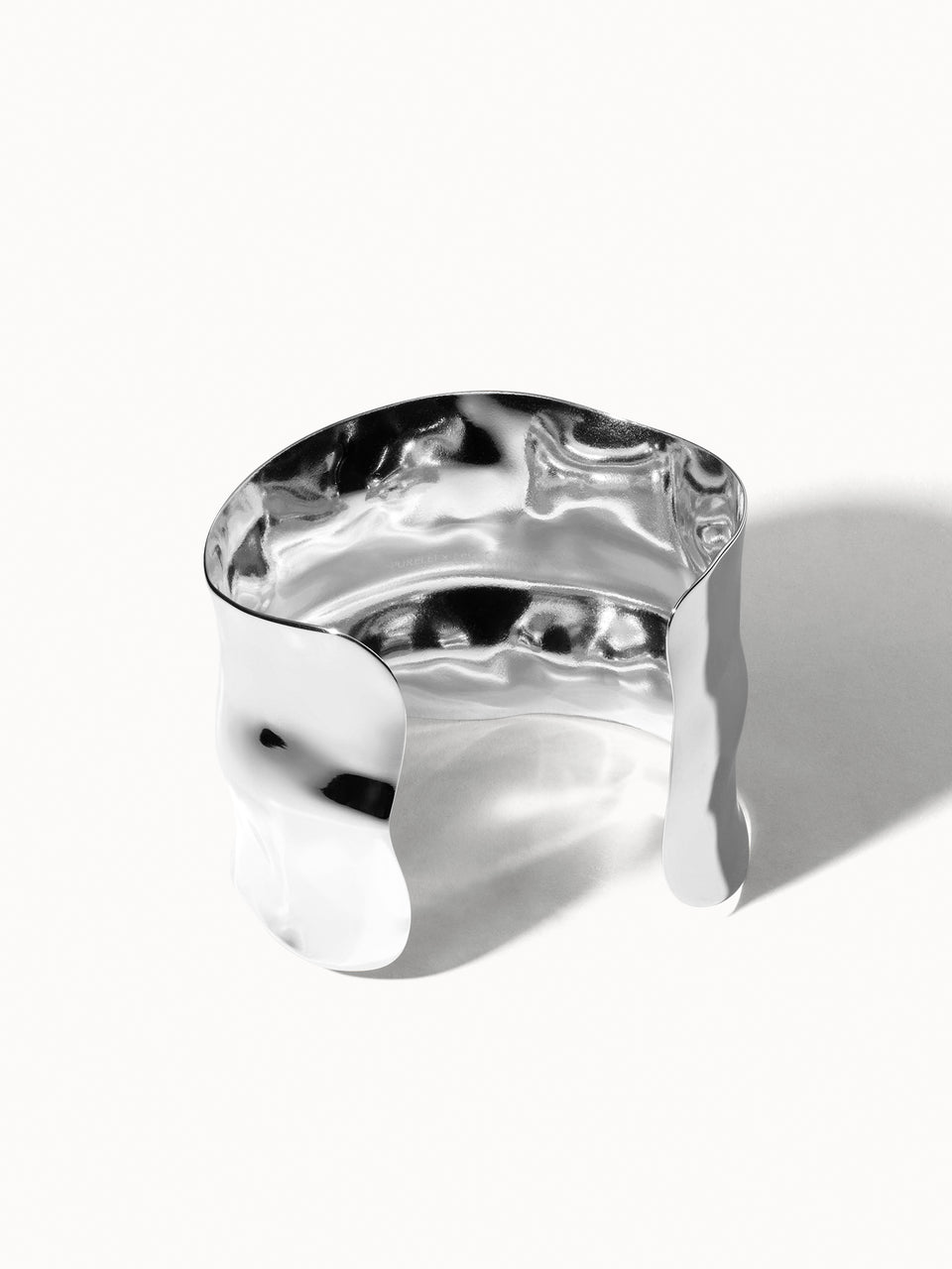 Silbernes, gewelltes Armband von PURELEI mit glänzender Oberfläche und modernem Design.