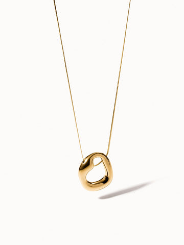 Goldene PURELEI Halskette mit organischem Anhänger, elegant und modern.