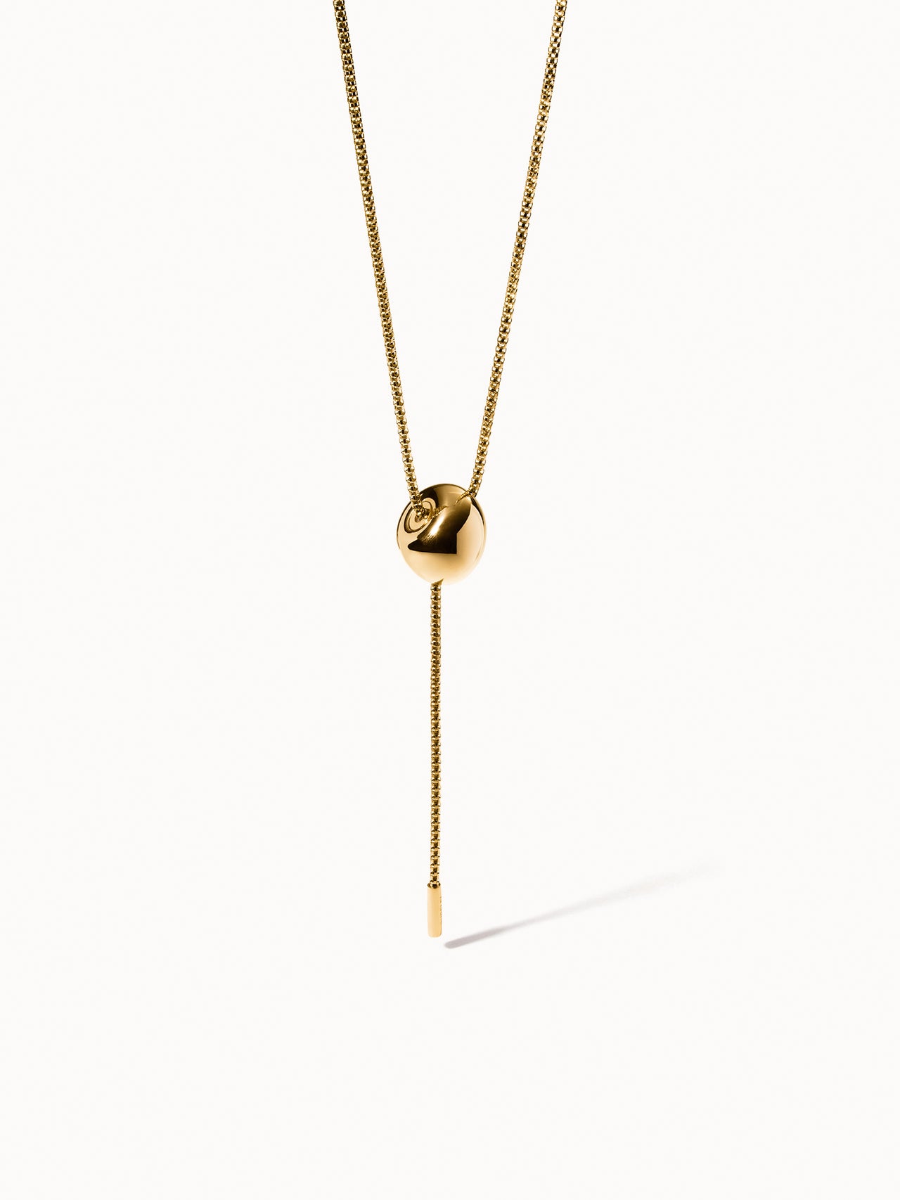Goldene PURELEI Kette mit rundem Anhänger, elegant und modern, in minimalistischer Ästhetik.
