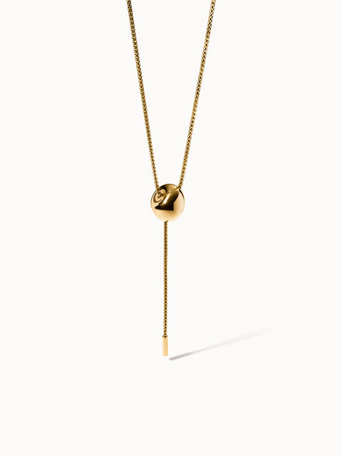 Goldene PURELEI Kette mit rundem Anhänger, elegant und modern, in minimalistischer Ästhetik.