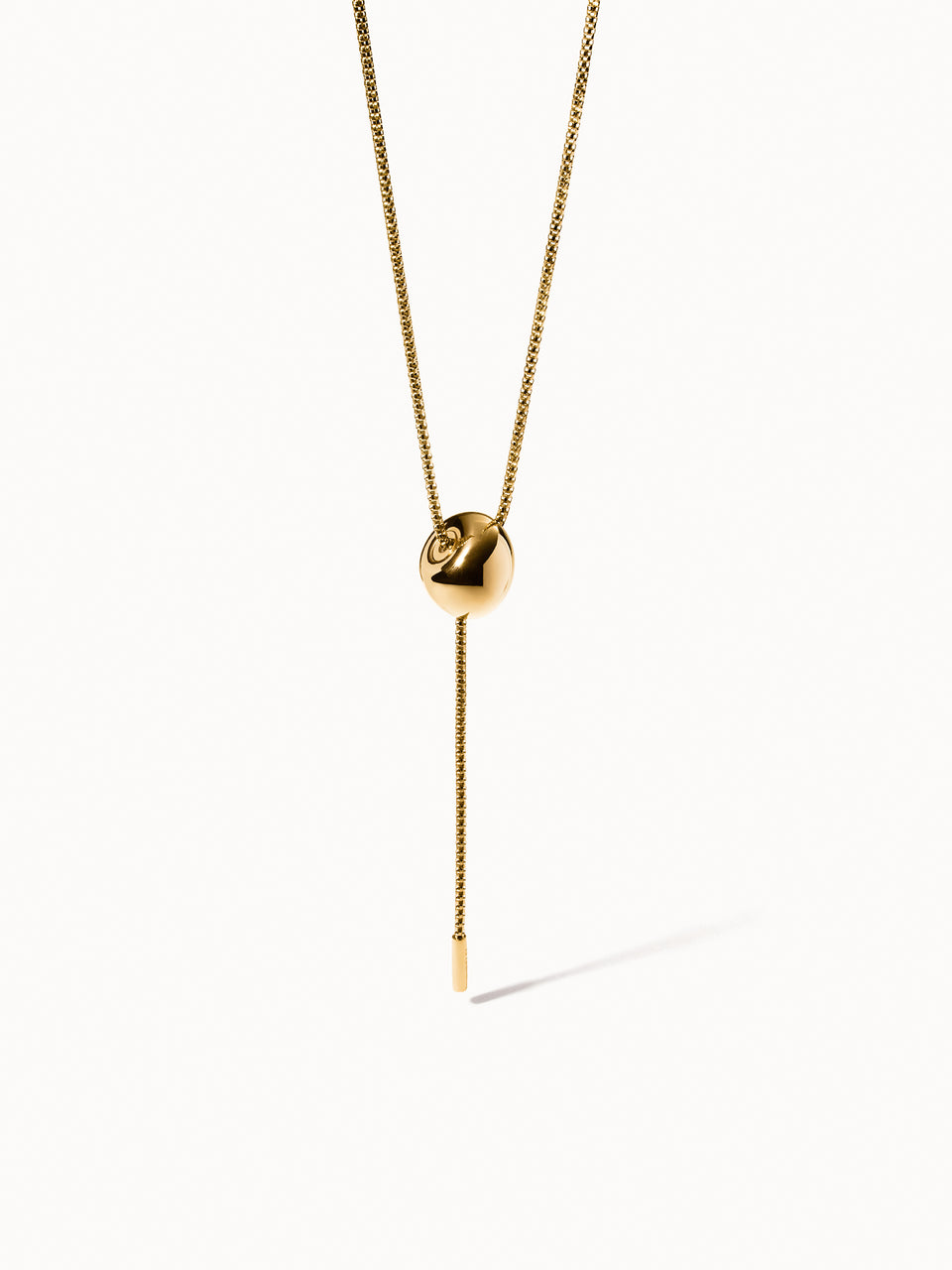 Goldene PURELEI Kette mit rundem Anhänger, elegant und modern, in minimalistischer Ästhetik.
