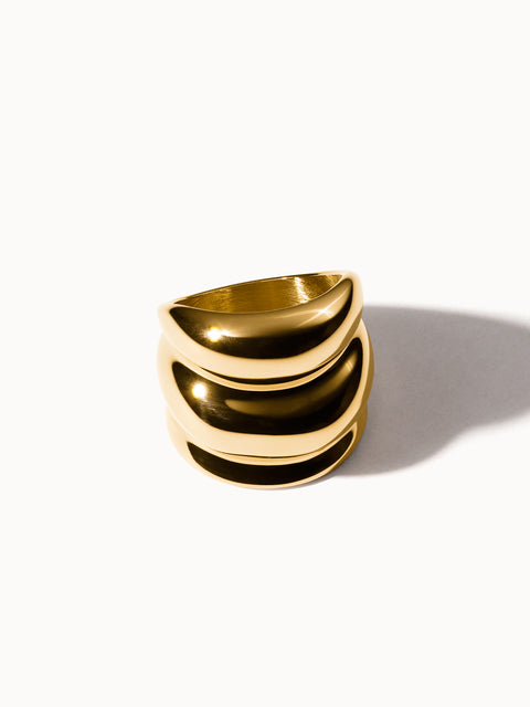 Goldener Ring mit geschwungenem Design von PURELEI, elegant und modern.