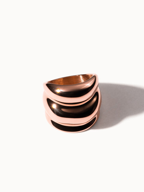 Roségoldener Ring mit geschwungenem Design von PURELEI, elegant und modern.