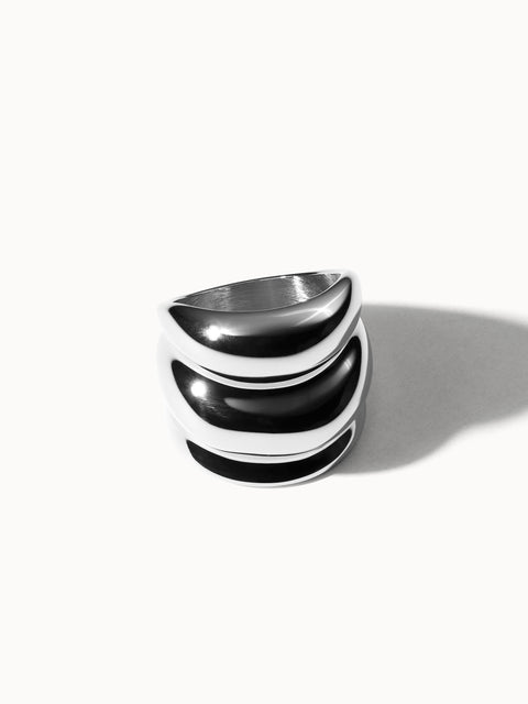 Schwarzer und silberner Ring von PURELEI mit geschwungenem Design, elegant und modern.