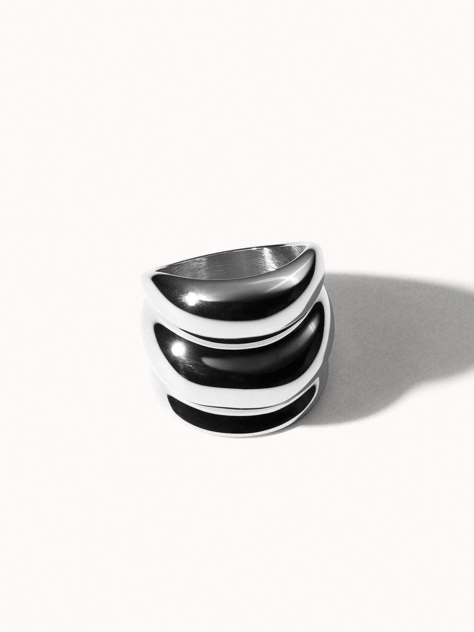 Schwarzer und silberner Ring von PURELEI mit geschwungenem Design, elegant und modern.