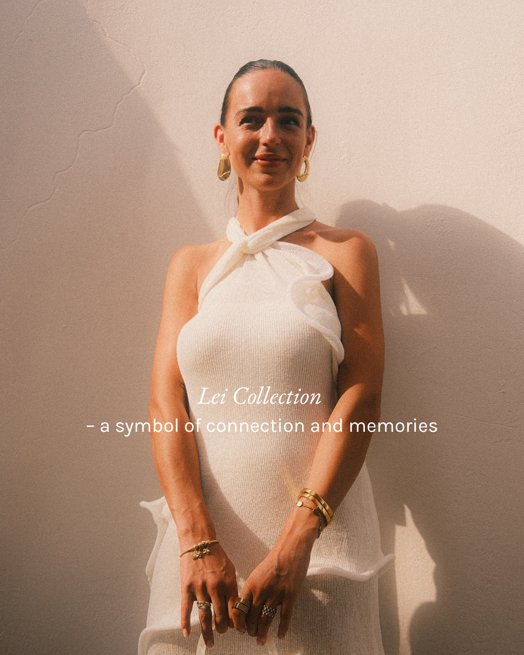 Elegante, weiße Kleidung mit PURELEI Schmuck, strahlend im warmen Licht.